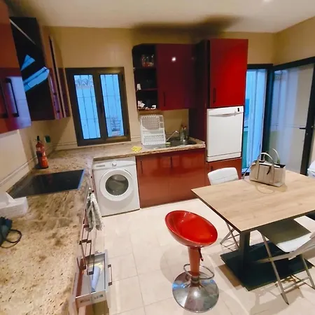 Bel Air 5br, Private Pool, Parking And