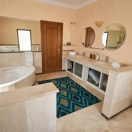 Bel Air 5br, Private Pool, Parking And