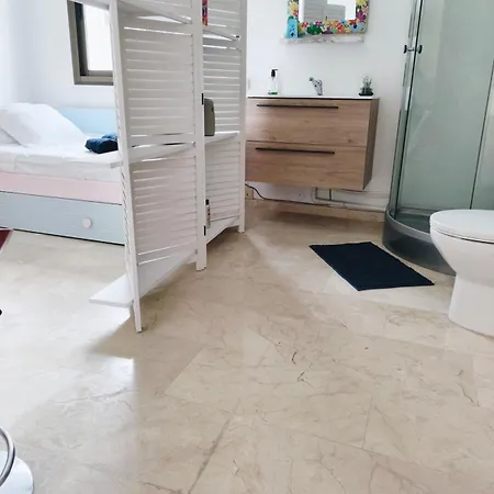 Bel Air 5br, Private Pool, Parking And